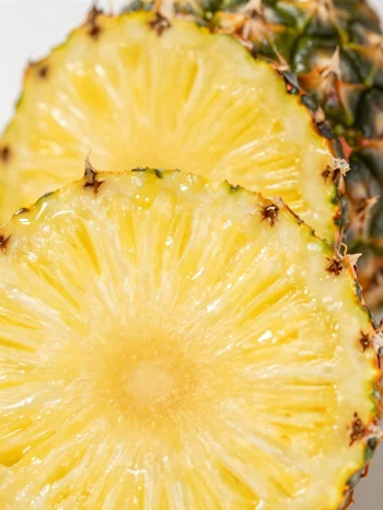 Rustik ahşap masada taze dilimlenmiş ananas