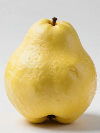 Ahşap yüzeyde bütün ve dilimlenmiş ayva meyveleri, yeşil yapraklarla