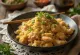 Zengin baharatlar ve satay sosu ile servis edilen Satay Soslu Nasi Goreng