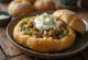 Yoğurtlu Bunny chow, taze servis edilmiş, beyaz peynir ve kişniş ile