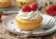 Çilekli kremalı cupcake servis edilmiş