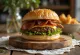 Cheddar peyniri ve pastırma ile ızgara burger