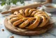 Ceviz ve tarçınlı vegan kringle, taze servis edilmiş