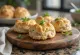 Altın sarısı, kıtır üzeri olan hindi jambonlu scone çörekleri