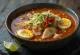 Asam laksa, balık eti ve taze sebzelerle servis edilen ekşimsi hindistancevizi bazlı çorba.
