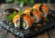Sriracha mayonezli Spam musubi, pirinç ve nori yosunundan yapılmış Hawaii yemeği.