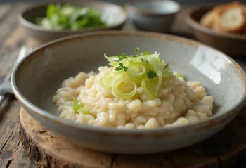 Bir tabakta servis edilen, taze pırasa ve rendelenmiş parmesanlı kremalı risotto