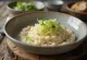 Bir tabakta servis edilen, taze pırasa ve rendelenmiş parmesanlı kremalı risotto