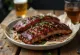 Taze garnitürle servis edilmiş bbq domuz kaburga