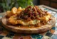 Karamelize soğanlı Cachopo, peynir dolgulu çıtır şinitzel, tatlı soğanla servis edilmiş