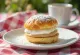 Glutensiz semla, bademle servis edilmiş