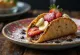 Çilek, muz ve çikolata kreması ile doldurulmuş tatlı taco