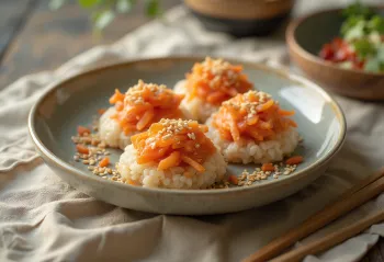 Kimchili Inarizushi, susam serpilmiş zengin ve baharatlı Japon yemeği