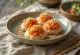 Kimchili Inarizushi, susam serpilmiş zengin ve baharatlı Japon yemeği