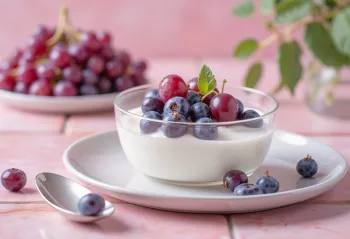 Bardakta nane ile süslenmiş probiyotik siyah üzüm kefiri