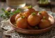 Fıstıklı Gulab Jamun, gül sulu şerbet içinde servis edilmiş.