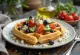 Beyaz peynir ve zeytinli Yunan salatası waffle