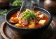 Gochujang jjigae, kore baharatlı çorbası, tofu ve etlerle