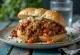 Acı biberle hazırlanmış Sloppy Joe sandviçi, zengin kıymalı dolgusuyla