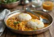 Taze hazırlanmış sambarlı idli, buharda pişmiş idli ve baharatlı mercimek sosu