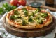 Brokoli ve pırasa ile süslenmiş prebiyotik vegan pizza