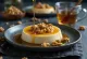 Servis edilmiş ballı panna cotta