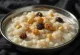 Hindistan cevizi rendesi ve kuru üzümle süslenmiş Aval payasam