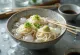 Tsuyu soslu Somen, Japon soğuk eriştesi, taze soğan ve wasabi ile