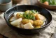 Tofu ve daikon ile, taze kişniş eşliğinde servis edilen Ganmodoki ile Oden