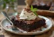 Krem şanti ve çikolata parçalarıyla çikolatalı brownie pasta