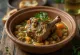 Havuç, kereviz ve gremolata ile servis edilmiş beyaz şaraplı Osso buco
