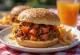 Bol domatesli klasik Sloppy Joe sandviçi, zengin kıymalı dolgusuyla