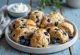 Servis edilmiş yaban mersinli protein scone