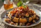 Servis edilmiş çikolataya batırılmış baconlı waffle