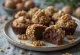 Kakaolu ve ceviz kaplamalı, yuvarlak brigadeiro topları