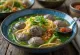 Servis edilen Endonezya köfte çorbası Bakso
