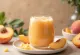 Bardakta muz dilimleriyle ferahlatıcı şeftalili smoothie