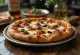 Baharatlı et ve zeytinli Libya tarzı pizza