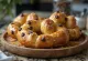 Servis edilmiş kremalı ve çikolatalı pretzel