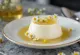 Servis edilmiş mürver çiçekli panna cotta