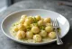 Servis edilmiş gül suyu ve Antep fıstıklı gnocchi