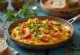 Yumurta, biber ve domatesli klasik Menemen Türk kahvaltısı