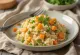 Esmer pirinç, havuç, kabak ve bezelye ile servis edilen probiyotik sebzeli risotto