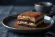 Kahve katmanları ve çıtır çikolata ile servis edilen Viennetta Cappuccino dondurması