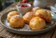 Çilek reçeli ile servis edilmiş Æbleskiver