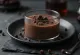 Orman meyveleri ve çikolata parçalarıyla süslenmiş çikolatalı panna cotta