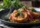 Saltimbocca domuz fileto, adaçayı ve prosciutto ile, beyaz şarap soslu