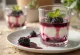 Servis edilmiş böğürtlenli panna cotta