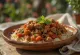 Füme Etli Kuşari, pirinç, mercimek ve makarnadan yapılan, zengin domates soslu Mısır yemeği