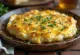 Sarımsaklı Welsh rarebit servisi, peynirli soslu, kızarmış ekmek üzerinde, taze sarımsak parçalarıyla